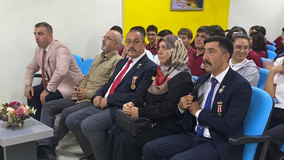 GAZİLER GÜNÜNDE ŞEHİT YAKINI VE GAZİLERİMİZİ OKULUMUZDA AĞIRLADIK